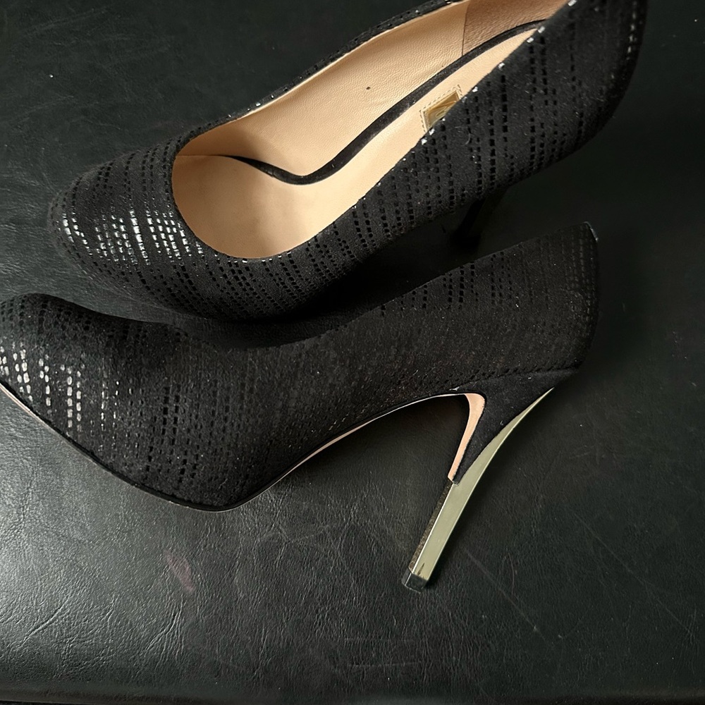 Guess by Marciano Black and Gold Textured Heels - Picture 2 of 5